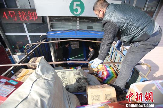 資料圖：工作人員正在給快遞包裹裝車。張云　攝