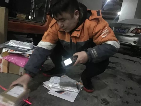 快遞師傅：就是路再滑，也要把每一件包裹送達(dá)