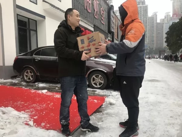 快遞師傅：就是路再滑，也要把每一件包裹送達(dá)