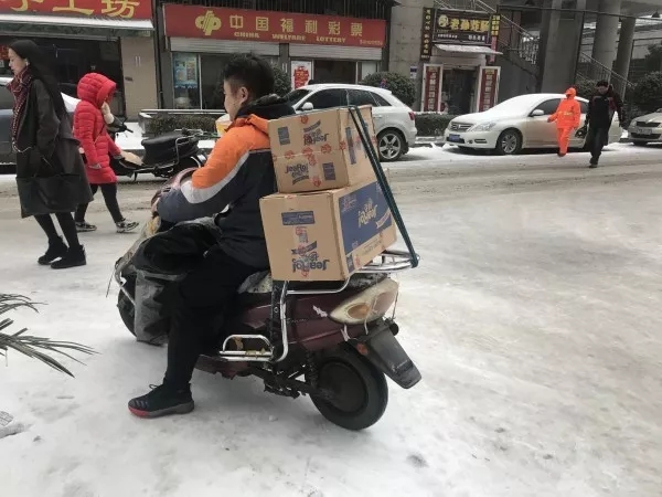 快遞師傅：就是路再滑，也要把每一件包裹送達(dá)