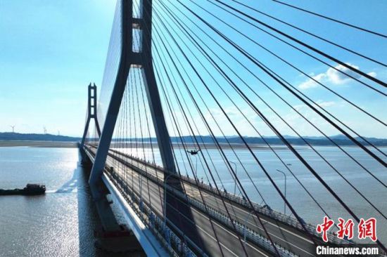 圖為無人機(jī)自主起飛為橋梁主塔“體檢”。江西省交通投資集團(tuán)路網(wǎng)運(yùn)營(yíng)管理公司供圖